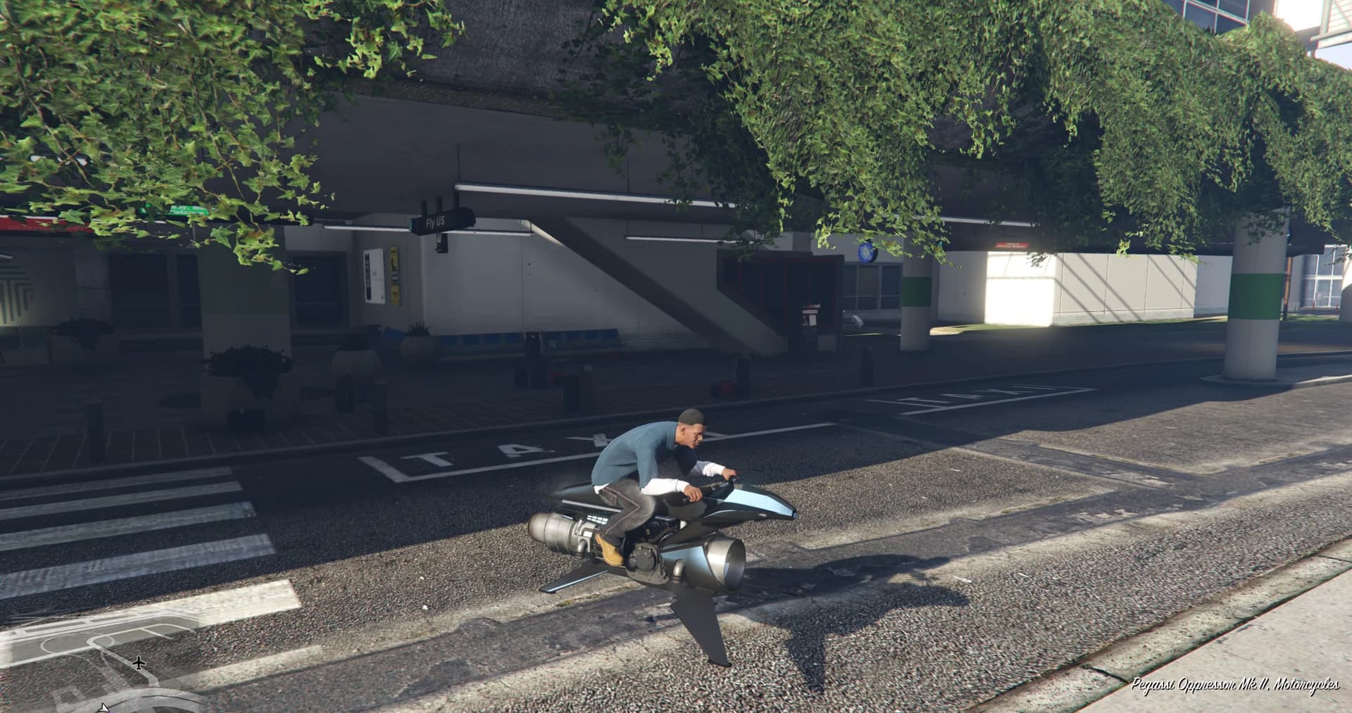 Partita Classic in GTA V: Legacy con un Oppressor Mk II vicino all'aeroporto di Los Santos.