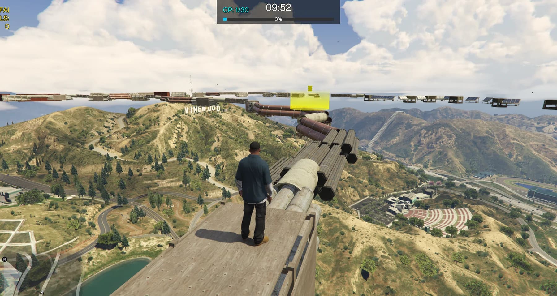 Partita Hiking in GTA V: Legacy: un giocatore su un percorso sopraelevato con checkpoint sopra Vinewood.