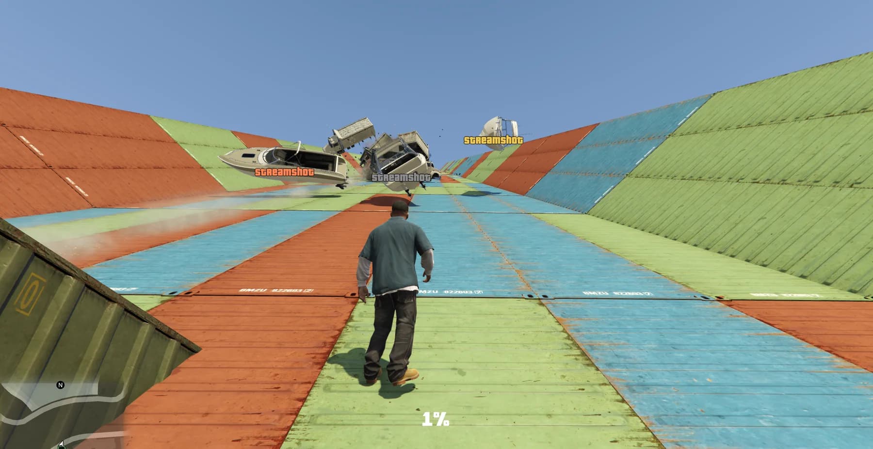 Partita KOTH in GTA V: Legacy su una rampa di container colorata con barche e nomi dei giocatori Streamshot.