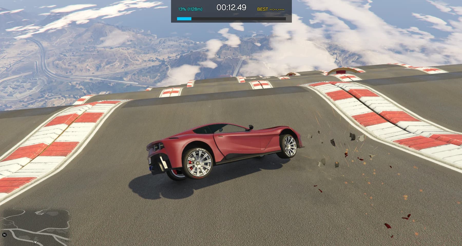 Partita Speed Bomb in GTA V: Legacy: un'auto sportiva su una rampa alta con un timer.